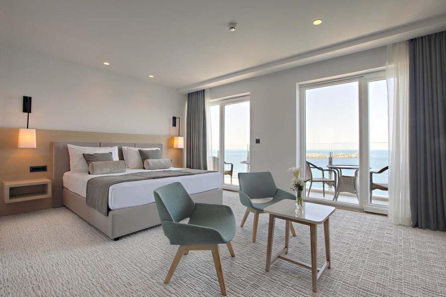 Hotels-in-Dubrovnik-with-a-Pool_Hotel-Neptun_Croatia-Travel-Blog