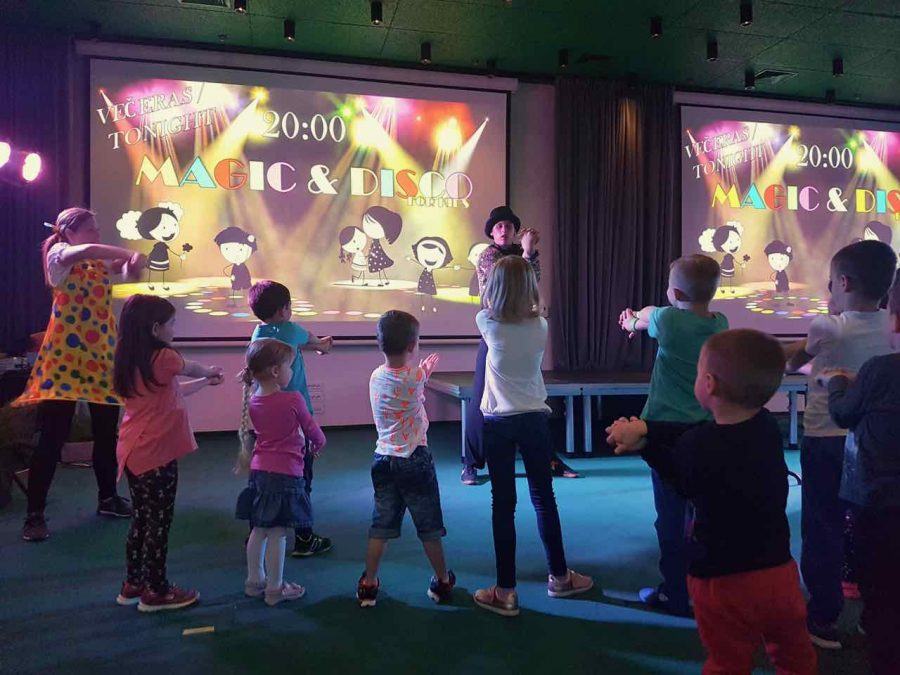 Family Hotel Amarin: Evening Programme