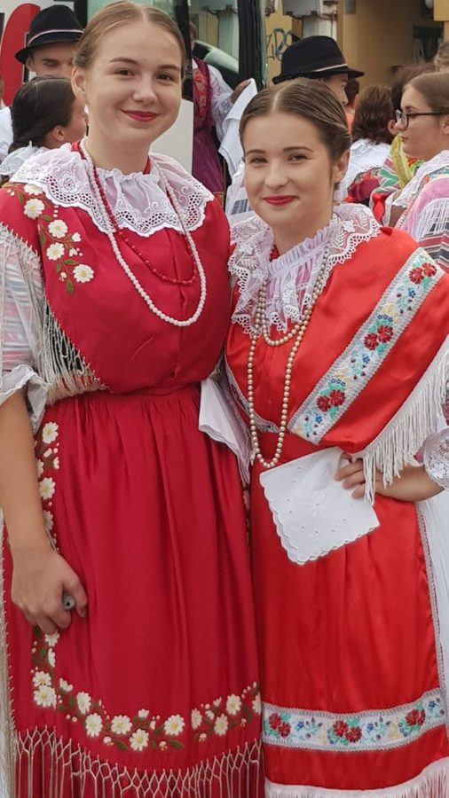 Vinkovačke jeseni Two Girls