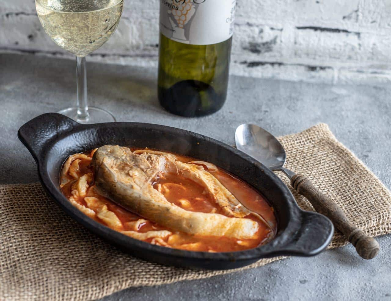 Fiš paprikaš with wine