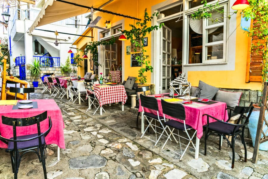 Série colorée traditionnelle de Grèce - jolies tavernes sur l'île de Skiathos