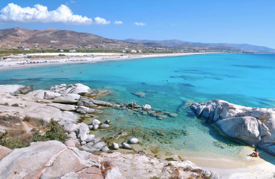 Guide de l'île de Naxos - Une belle plage aux eaux turquoises sur la côte de l'île de Naxos