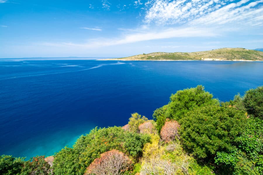 Choses à faire à Himare, Albanie - Belle côte sur la Riviera albanaise à Porto Palermo Albanie