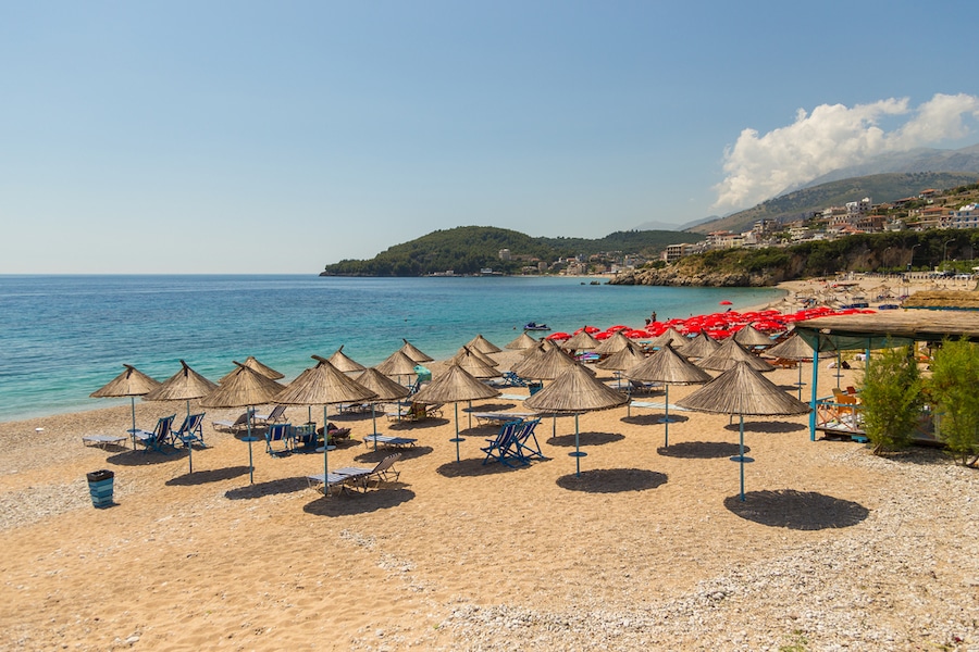 Choses à faire à Himare, Albanie - Bains de soleil sur la plage de la station balnéaire de Himare, Albanie.