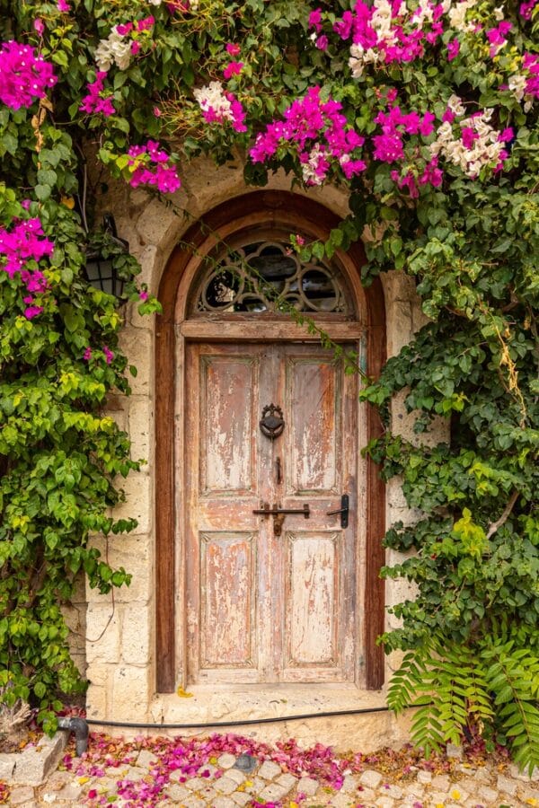 Alaçati-Çeşme-İzmir-Turkey_shutterstock_2048500691-600x900