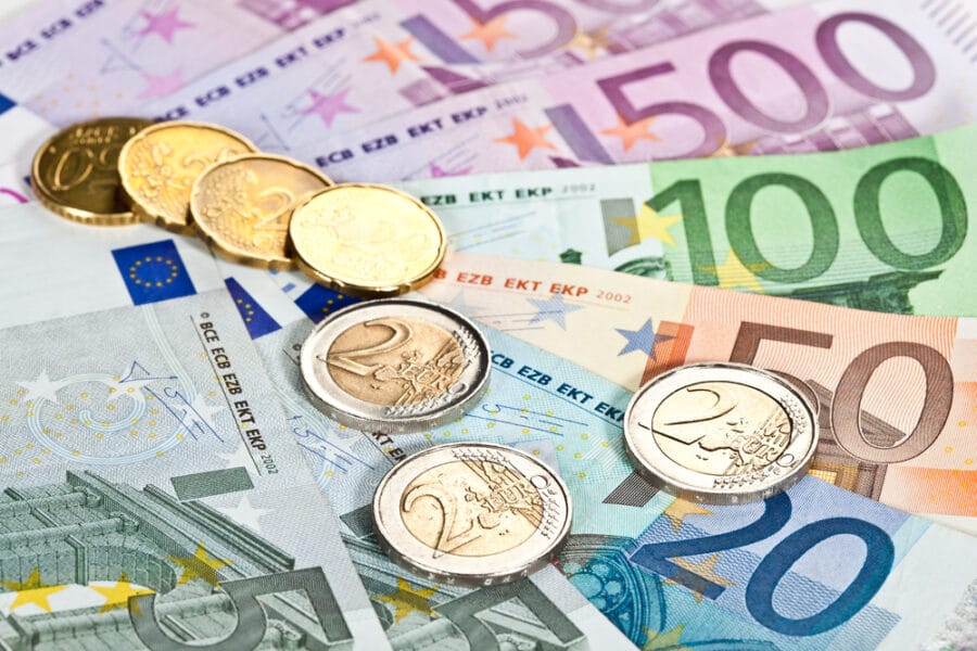 How to save money as an expat_Euro