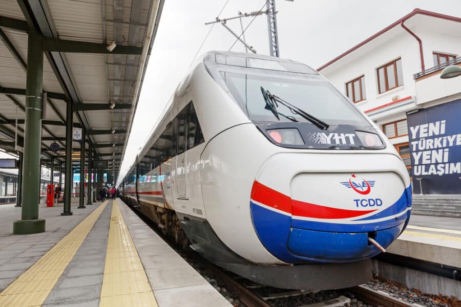 Fast train between Istanbul and Ankara